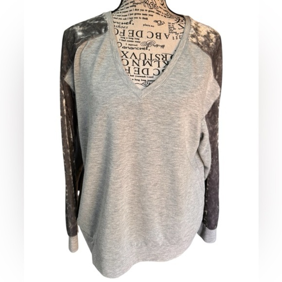 Olive & Oak Tops - Olive + Oak Womens EUC 2tone gray Vneck long-sleeve‎ sweatshirt size M